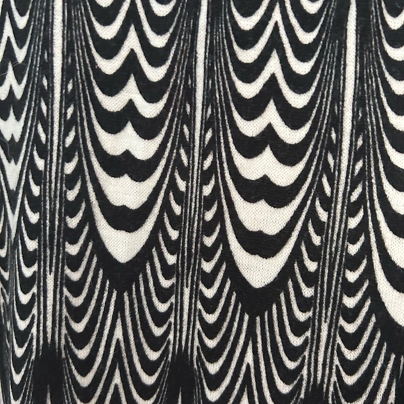 Black white LTX Sportswear abstract sweater type midi dress. Perfect work dress - Picture 3 of 5